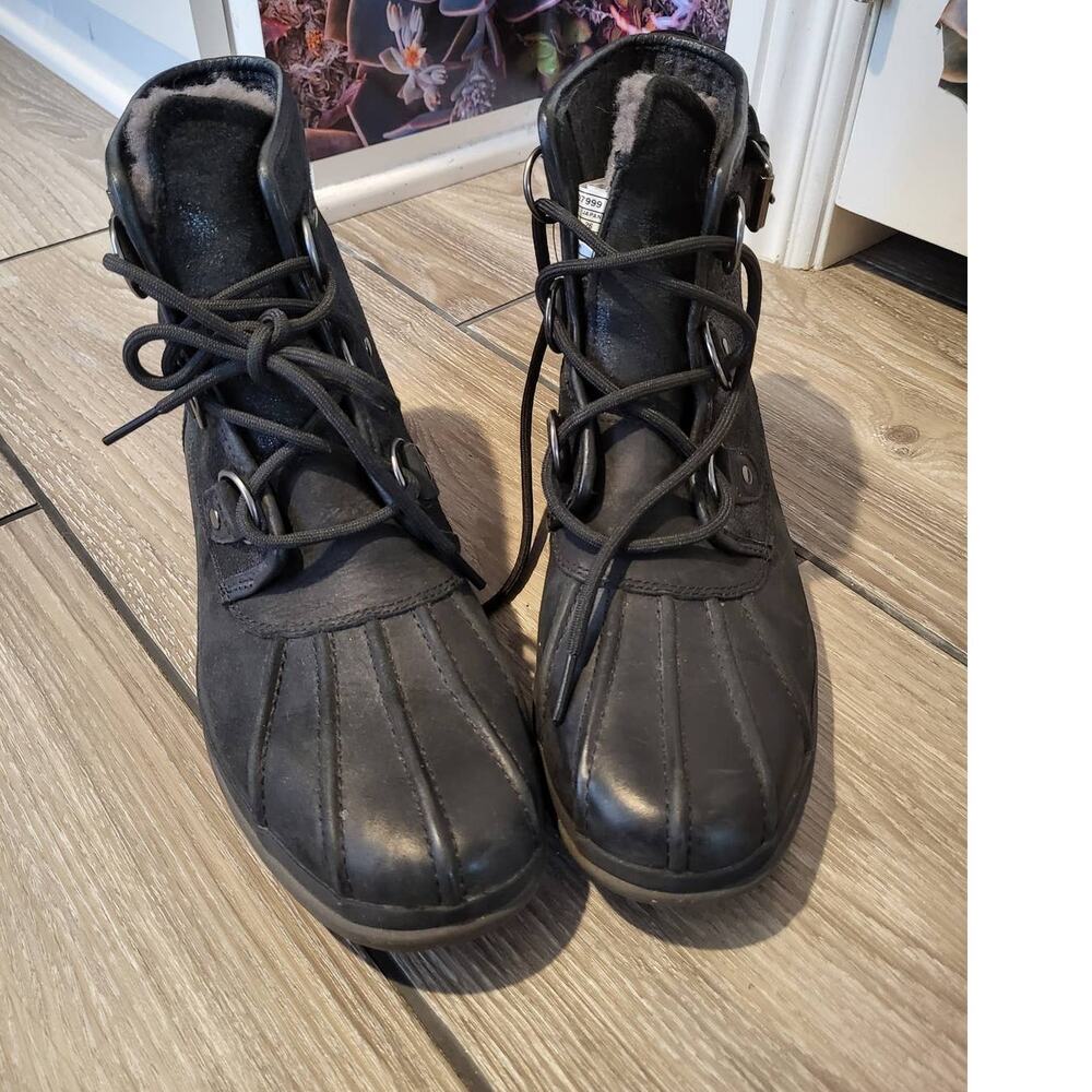 UGG waterproof boots shoes Size 9 Pre owned UGG 1007999